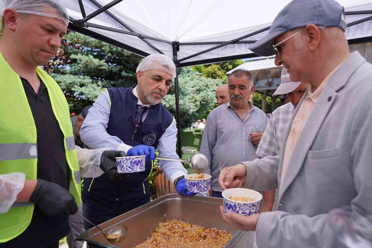 YAKUTİYE BELEDİYESİ, MUHARREM AYI DOLAYISIYLA CUMA NAMAZI ÇIKIŞI CAMİLERDE VATANDAŞLARA AŞURE...