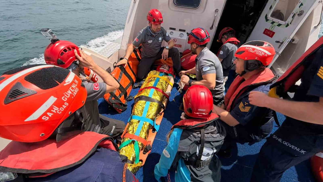YALOVA AÇIKLARINDA KURU YÜK GEMİSİNDE ÇALIŞAN BİR PERSONEL GÜVERTEDEN YÜKSEKTEN DÜŞMESİ SONUCU...