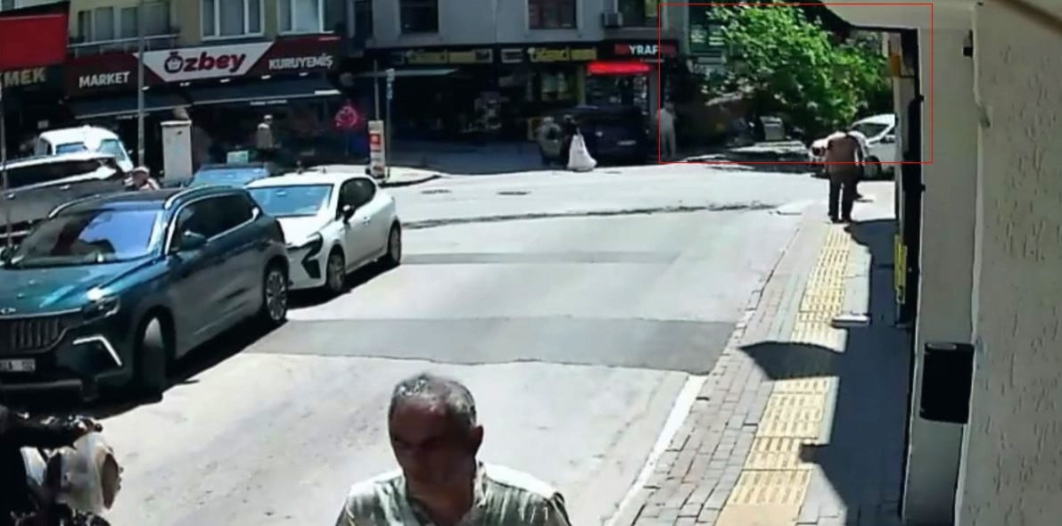 YALOVA CADDESİ ÜZERİNDE YAKLAŞIK 150 YAŞINDAKİ BİR ÇINAR AĞACI KÖKÜNDEN SÖKÜLEREK YOLA...