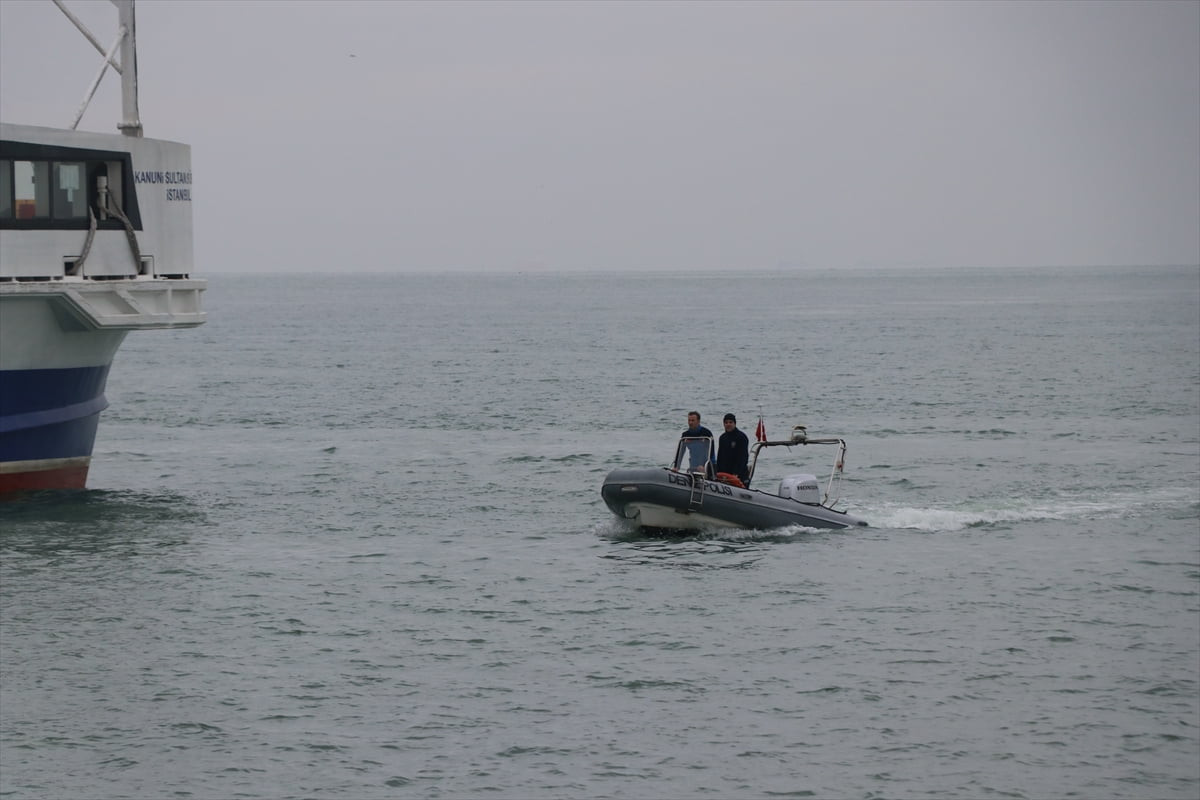 Yalova merkezdeki İDO Feribot İskelesi yanında deniz yüzeyinde bir kadını hareketsiz görenler, 112...