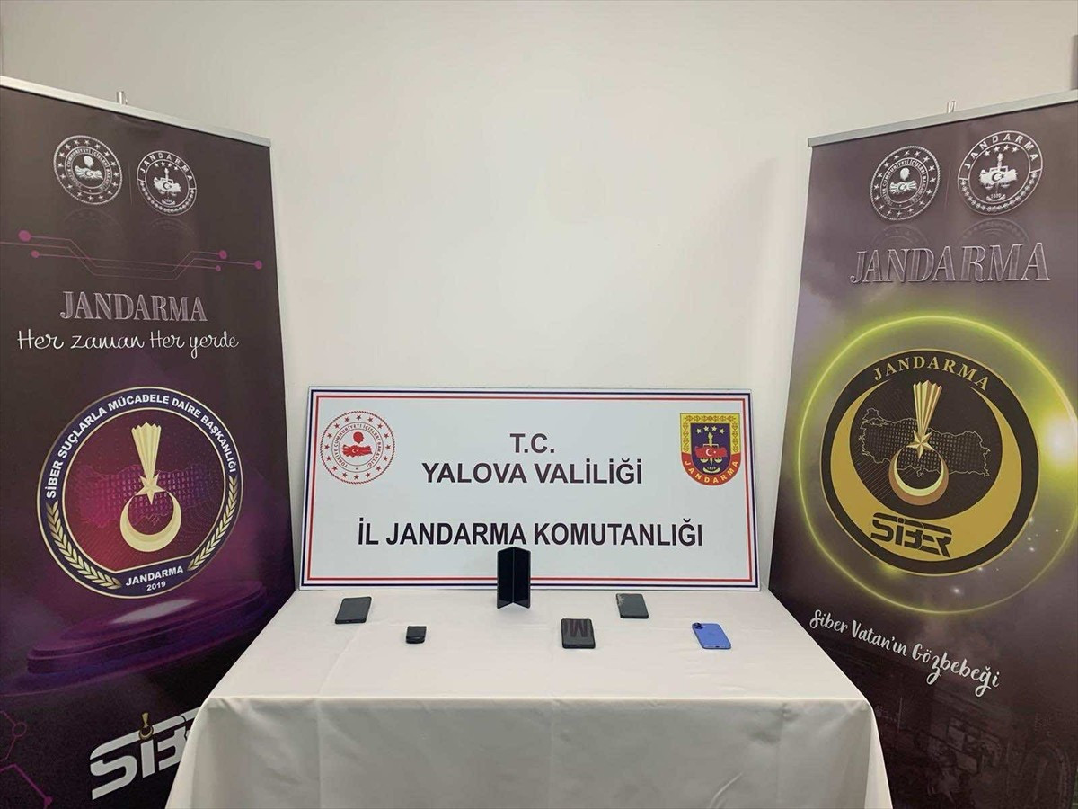 Yalova merkezli 8 ilde düzenlenen siber dolandırıcılık operasyonunda gözaltına alınan 10...