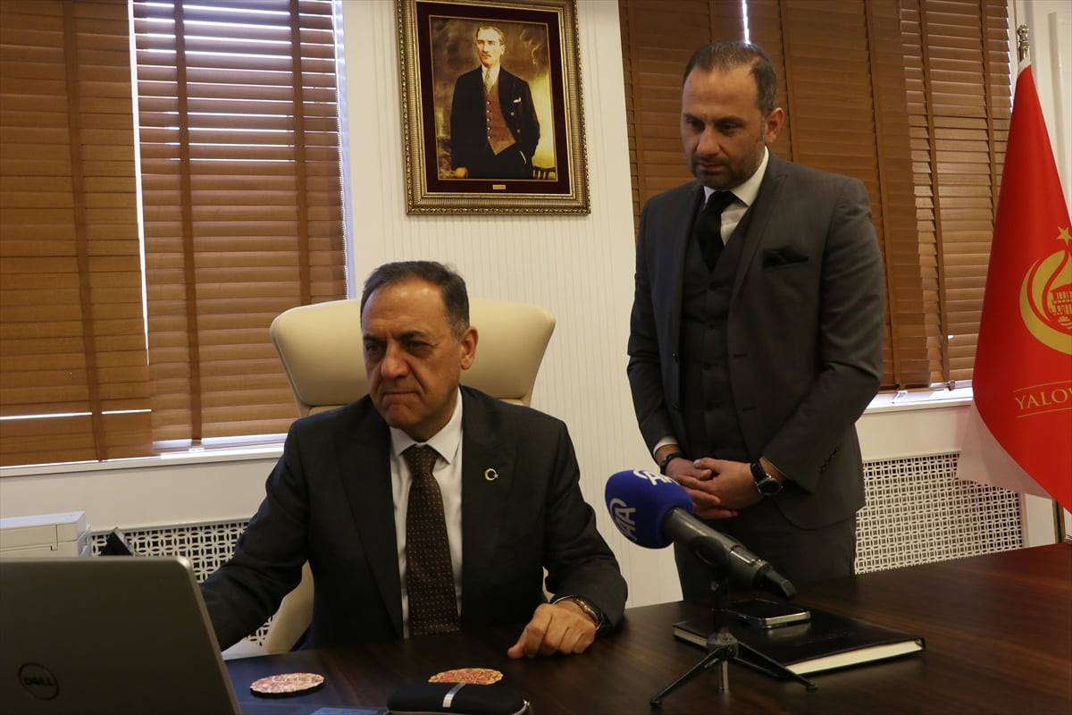 Yalova Valisi Ahmet Hamdi Usta (solda), Anadolu Ajansının (AA) gözünden 2025'e damga vuran...