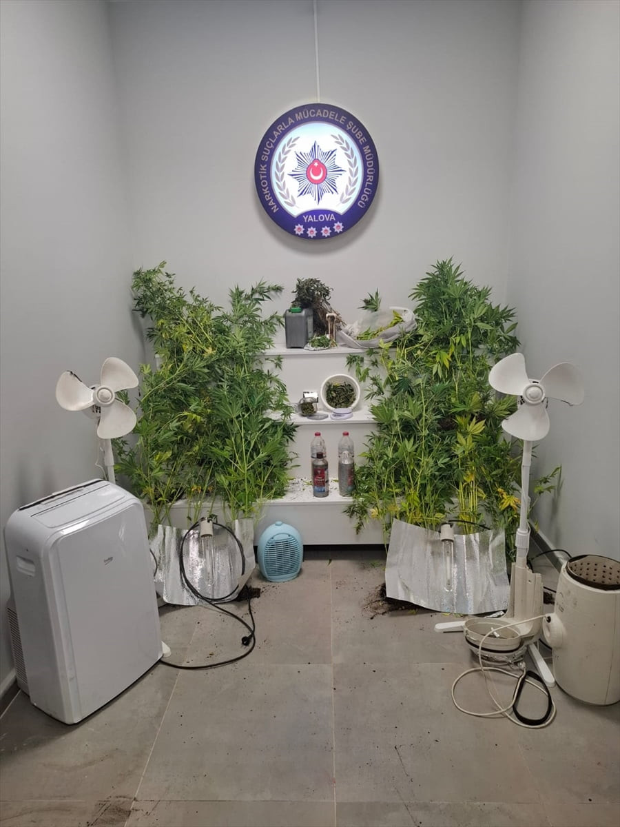 Yalova'da 10 yıl 4 ay kesinleşmiş hapis cezası bulunan ve 7 suçtan aranan hükümlü, saklandığı evde...