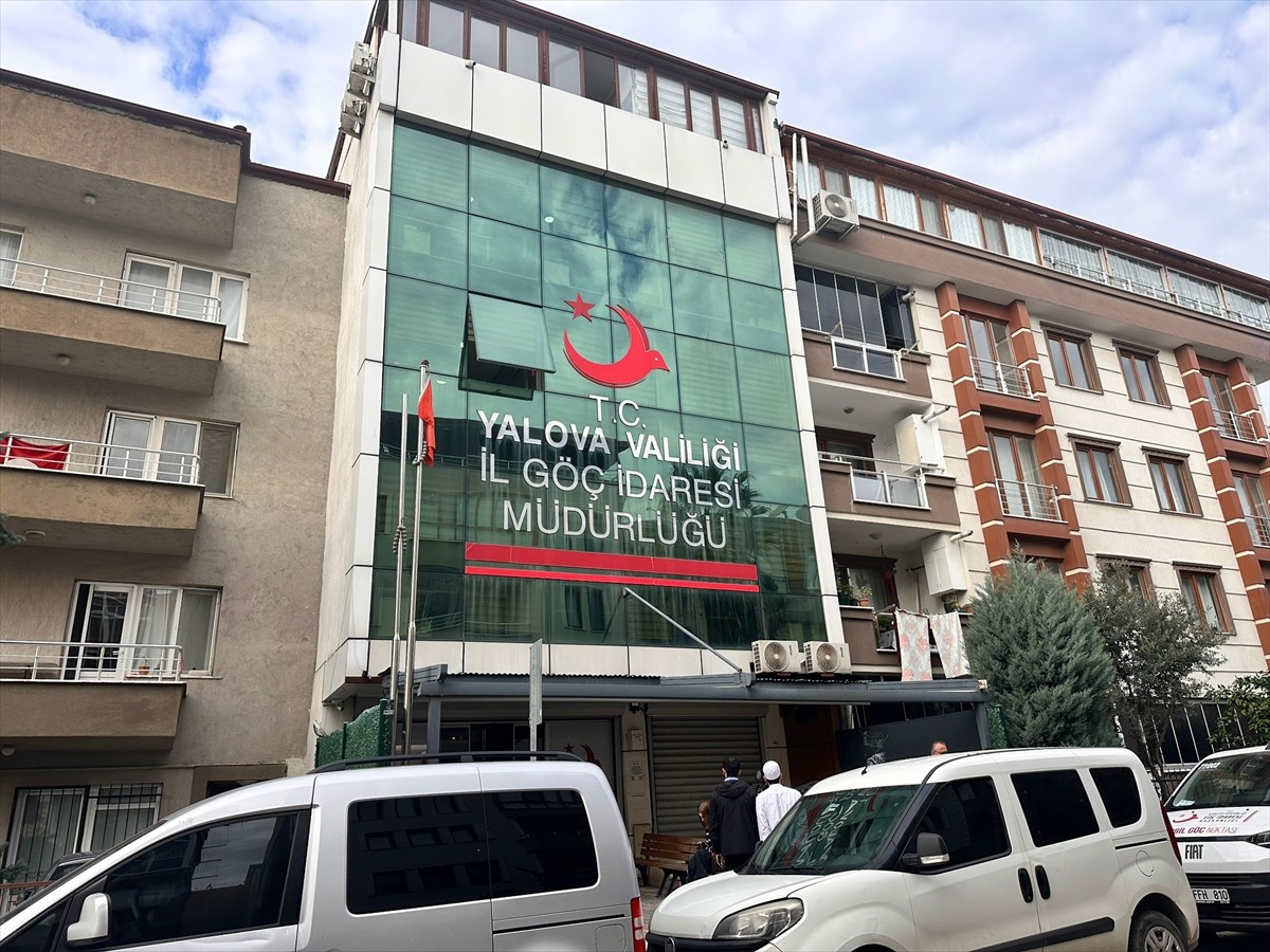 Yalova'da aralarında İl Göç İdaresi Müdürü Salih Soner Ç.'nin de bulunduğu 8 kişi, polisin...