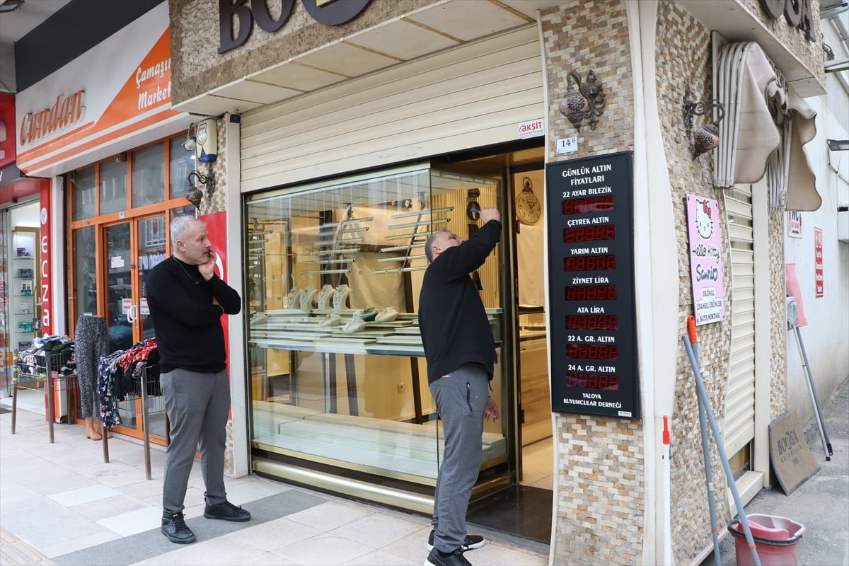 Yalova'da Fevzi Çakmak Mahallesi İstanbul Caddesi'nde bulunan kuyumcu dükkanının önüne otomobille...