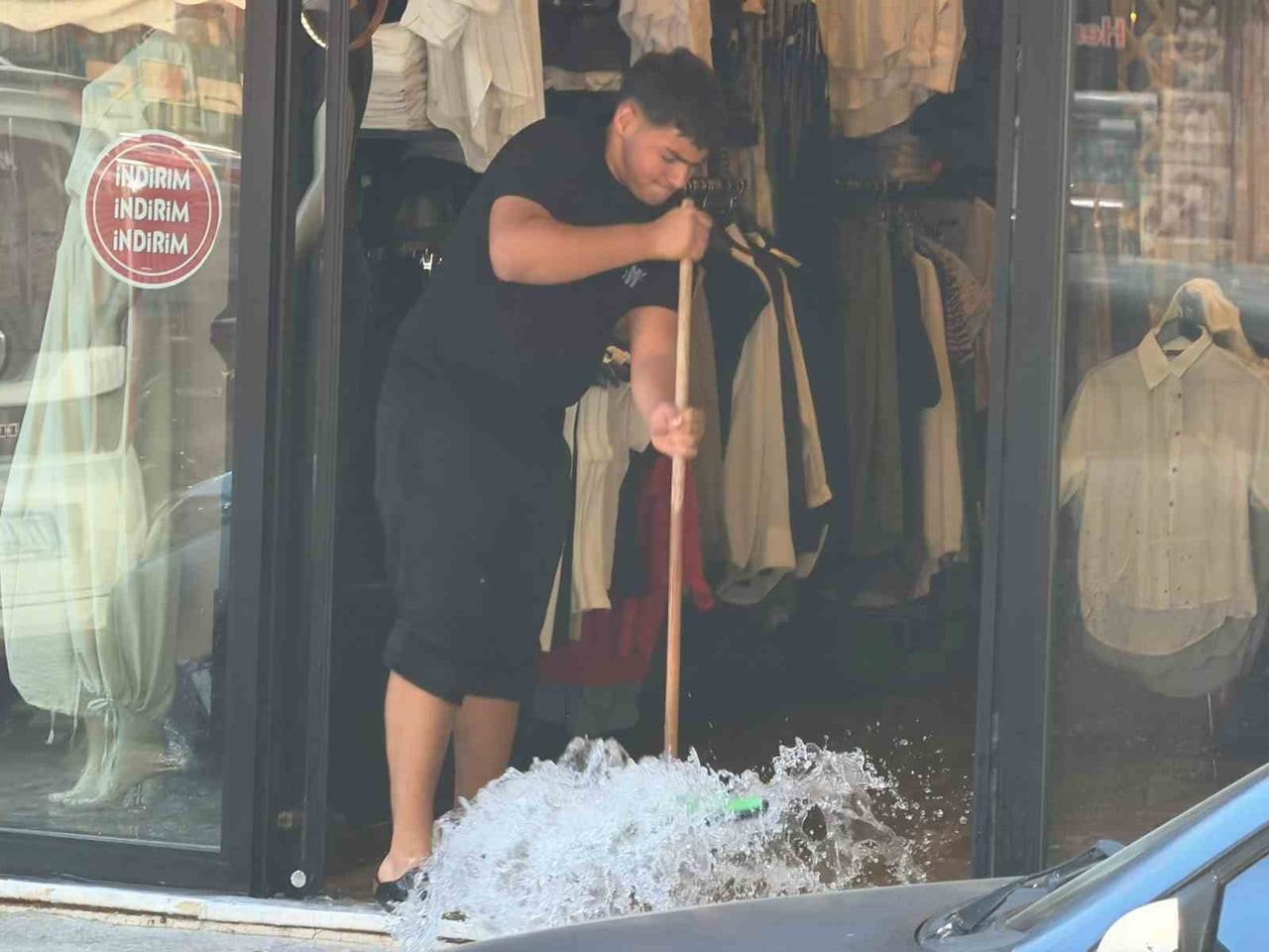 YALOVA'DA İÇME SUYU ANA BORU HATTINDA MEYDANA GELEN PATLAMA NEDENİYLE 4 İŞYERİNİ SU BASTI....