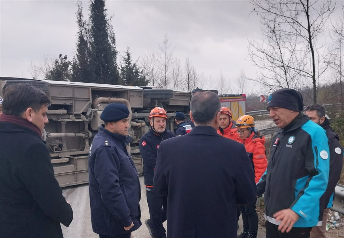 Yalova'da işçileri taşıyan servis midibüsünün devrilmesi sonucu 1 kişi hayatını kaybetti, 20 kişi...