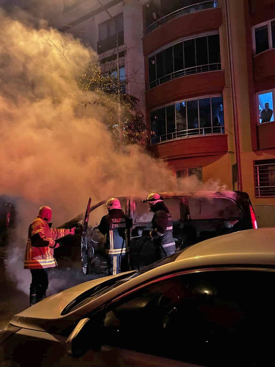 Yalova'da park edildiği sırada yanmaya başlayan minibüs ile yakınında bulunan 3 araçta maddi hasar...