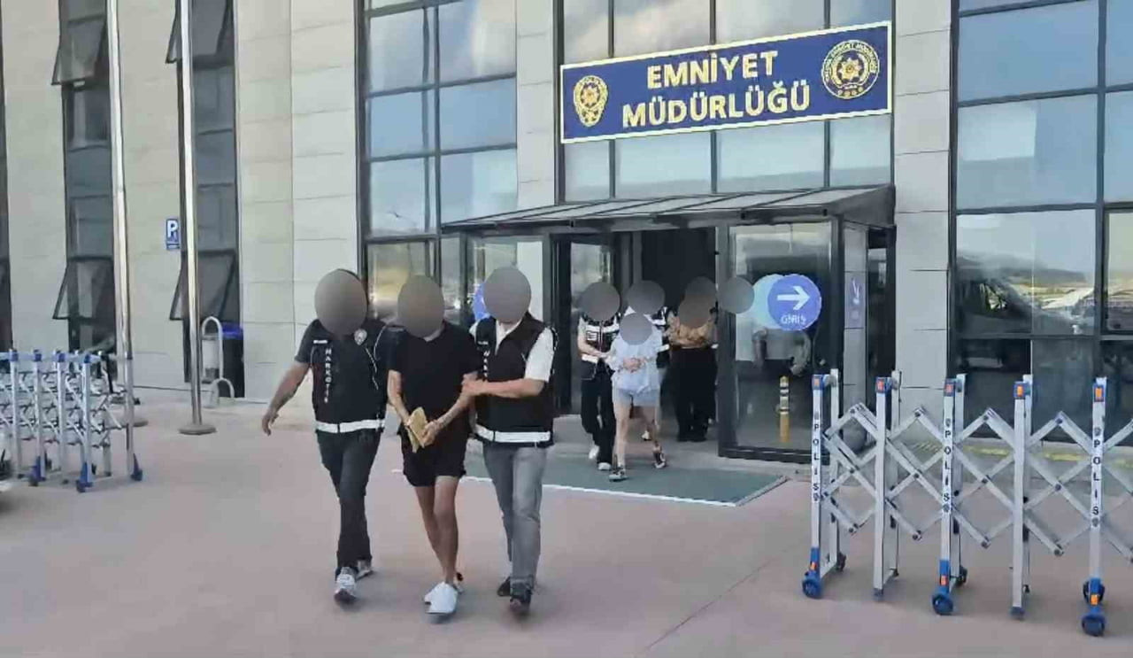 YALOVA'DA POLİSİ TARAFINDAN DÜZENLENEN OPERASYONDA, 13 BİN 904 ADET UYUŞTURUCU HAP İLE HASSAS...