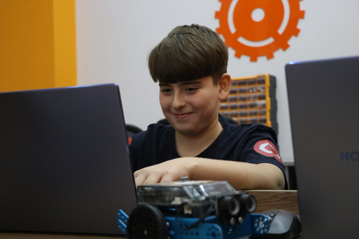 Yalova'da robot tasarlayan öğrenciler, İtalya'da düzenlenen Fibonacci Uluslararası Robot...