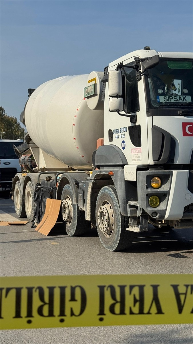 Yalova'da yolun karşısına geçmeye çalışırken beton mikserinin çarptığı 86 yaşındaki kadın hayatını...