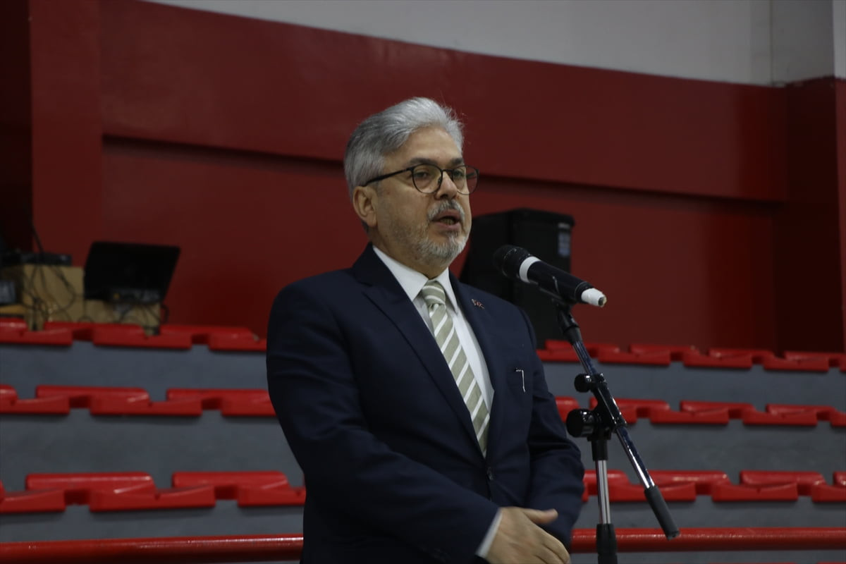 Yalova'daki okullarda yarıyıl tatilinin ardından ilk ders "Bayrak Sevgisi" temasıyla başladı....