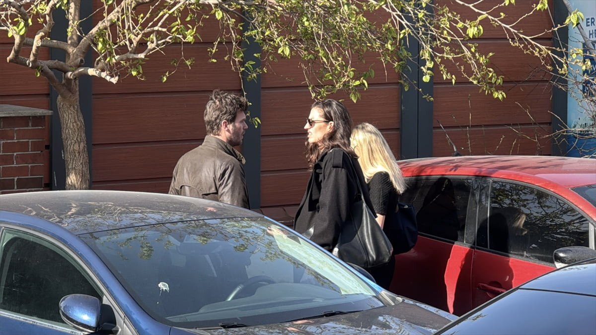 Yalova'dan Bozcaada'ya giderken Balıkesir'in Marmara Adası açıklarında teknesi parçalanan ve daha...