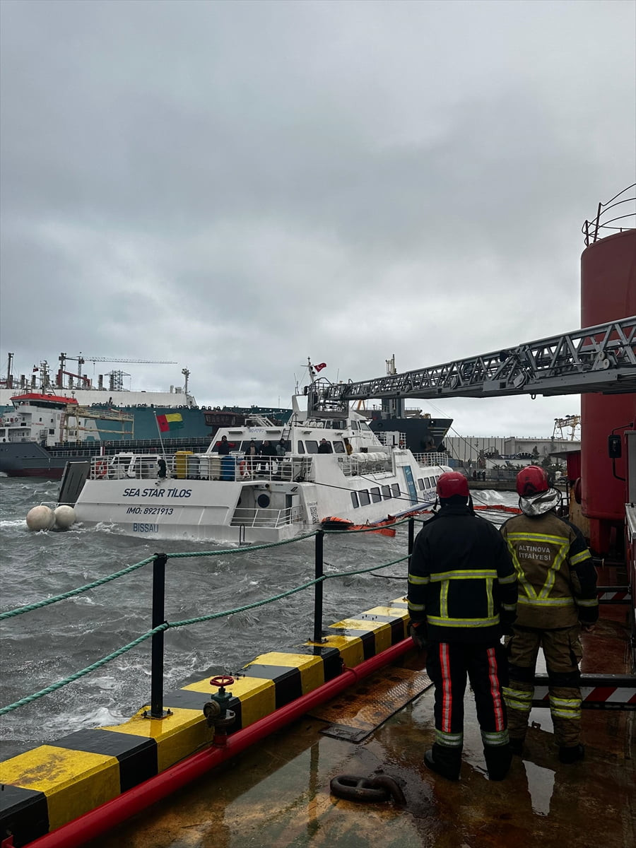 Yalova'nın Altınova ilçesinde Tersaneler Bölgesi'ne bakım ve onarım için getirilen yabancı...