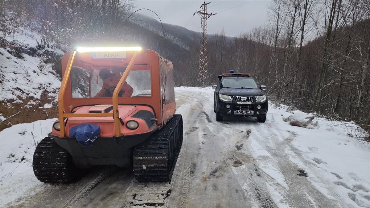 Yalova'nın Çınarcık ilçesinde etkili olan yoğun kar nedeniyle yolda mahsur kalan 10 araçtaki 35...
