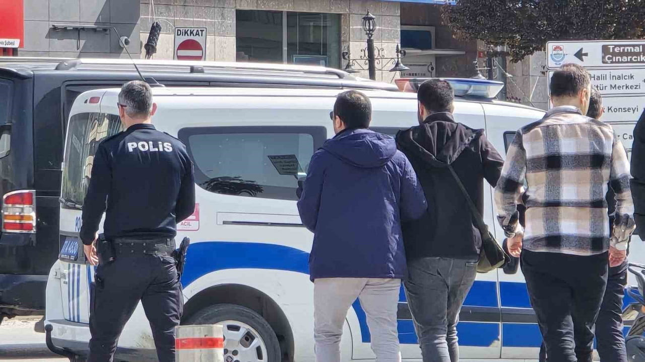 YALOVA’DA GENÇ BİR KIZIN FOTOĞRAFINI İZİNSİZ ÇEKTİĞİ İDDİA EDİLEN ŞÜPHELİ, ÇEVREDEKİ VATANDAŞLAR...