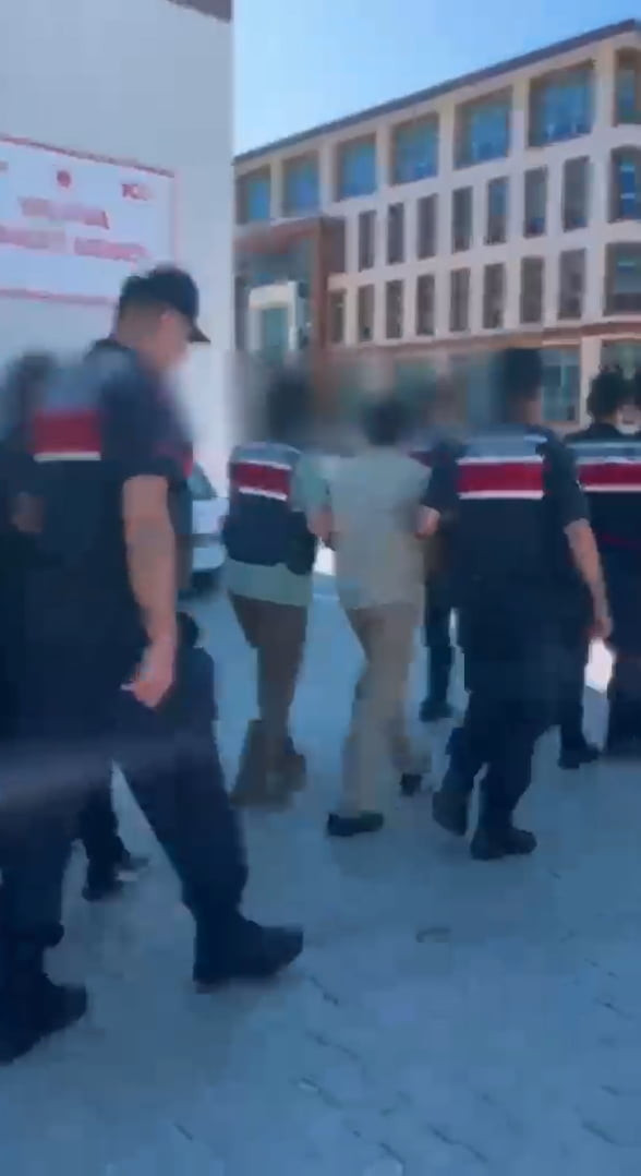 YALOVA’DA JANDARMA TARAFINDAN DÜZENLENEN UYUŞTURUCU OPERASYONUNDA 3 ŞÜPHELİ TUTUKLANDI.