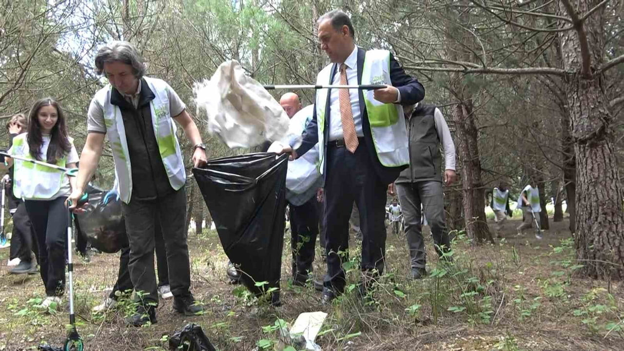 YALOVA’DA "ORMAN BENİM" ETKİNLİĞİ ÇERÇEVESİNDE VALİ AHMET HAMDİ USTA, ÖĞRENCİLERLE ORMANLIK ALANA...