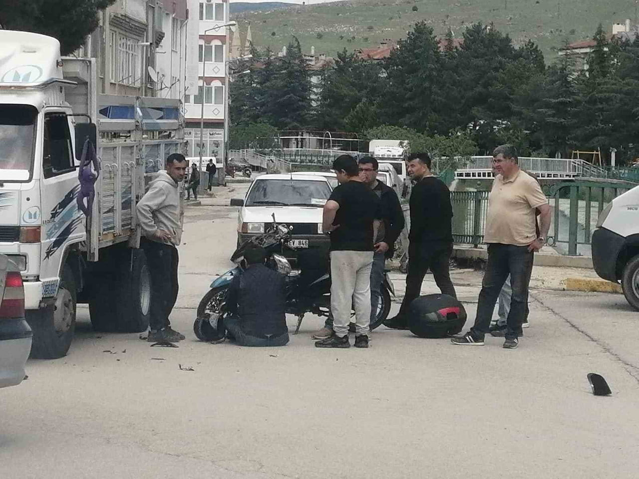YALVAÇ İLÇESİNDE MOTOSİKLET İLE KAMYONETİN ÇARPIŞMASI SONUCU MOTOSİKLET SÜRÜCÜSÜ...