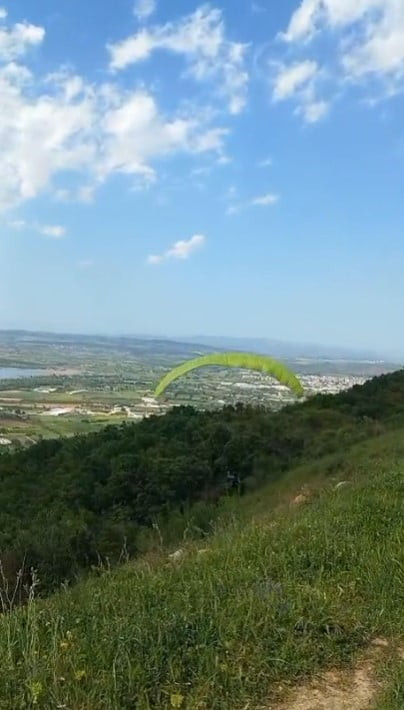 YAMAÇ PARAŞÜTÜ YAPAN BİR KİŞİ, HAVALANDIKTAN KISA SÜRE SONRA KONTROLÜNÜ KAYBEDEREK PARAŞÜTÜYLE...