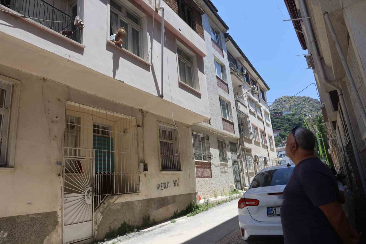 YAN BİNADA YAŞAYAN MEHMET ALİ GÖZÜBÜYÜK, YAŞLI KADININ GÜNDE YAKLAŞIK 5 KEZ YARDIM ÇIĞLIĞI...