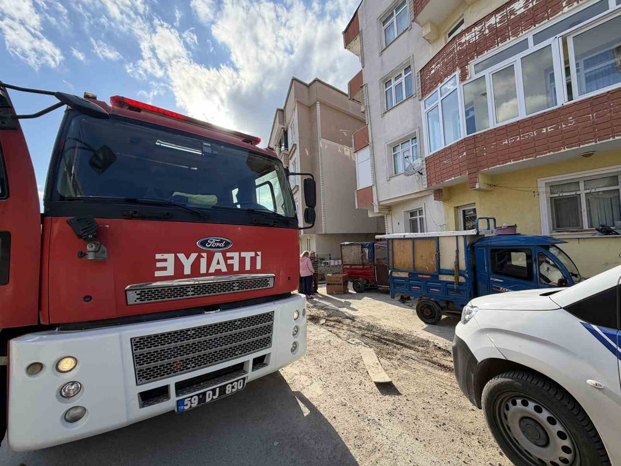 YANGIN ÇIKAN DAİRENİN BULUNDUĞU APARTMAN VE İTFAİYE EKİPLERİ
