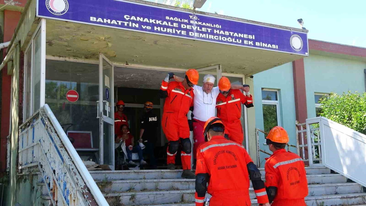 YANGIN VE ENKAZ TATBİKATINDA SENARYO GEREĞİ BİNADA MAHSUR KALAN YARALILAR EKİPLER TARAFINDAN...
