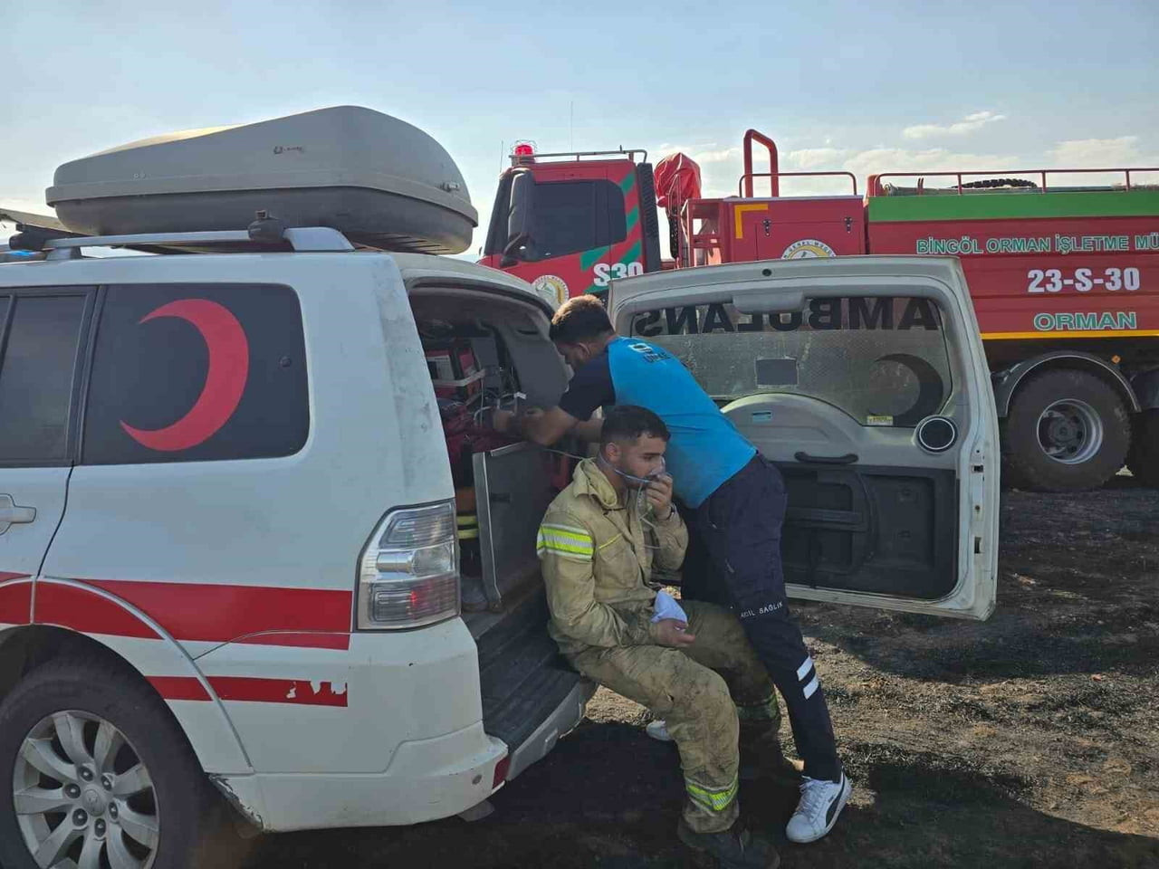YANGINA MÜDAHALE EDEN 4 PERSONEL DUMANDAN ETKİLENDİ