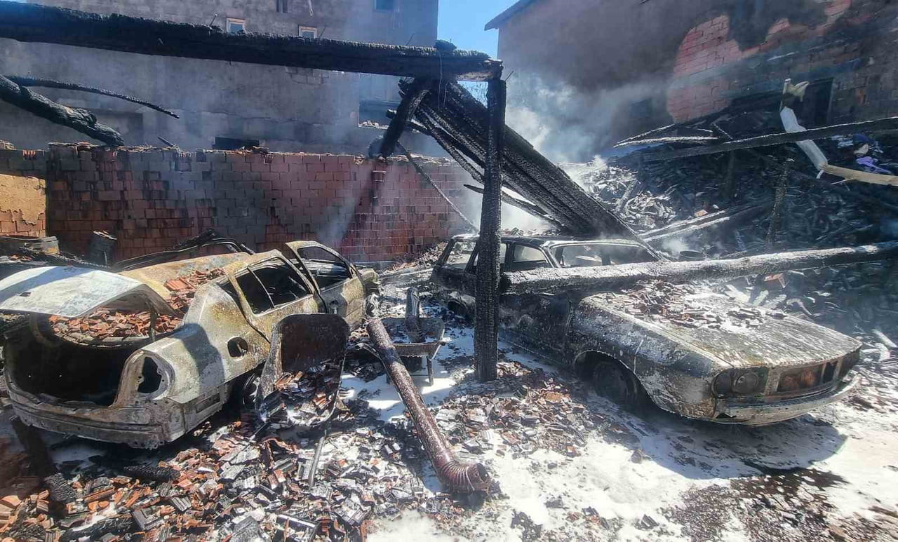 YANGINDA 3 EV KISMEN ZARAR GÖRÜRKEN, 2 ARAÇ TAMAMEN YANARAK KULLANILAMAZ HALE GELDİ.