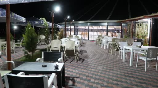 Yapay çiçeğe konan "Baykuş kelebeği" büyüklüğü ile görenleri hayrete düşürdü
