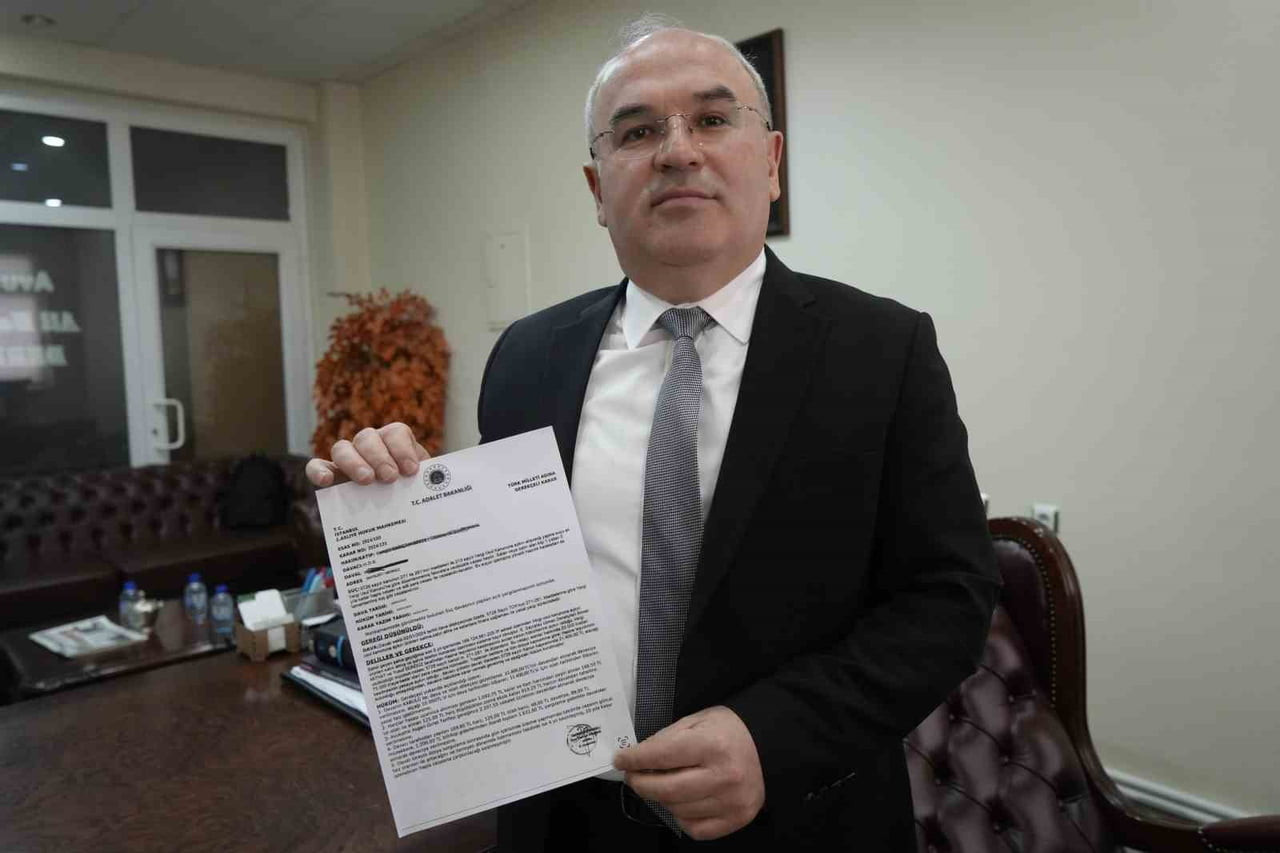 YAPAY ZEKÂYLA SAHTE MAHKEME DOSYASI HAZIRLAYAN DOLANDIRICILARIN AĞINA DÜŞÜRMEYİ PLANLADIĞI...