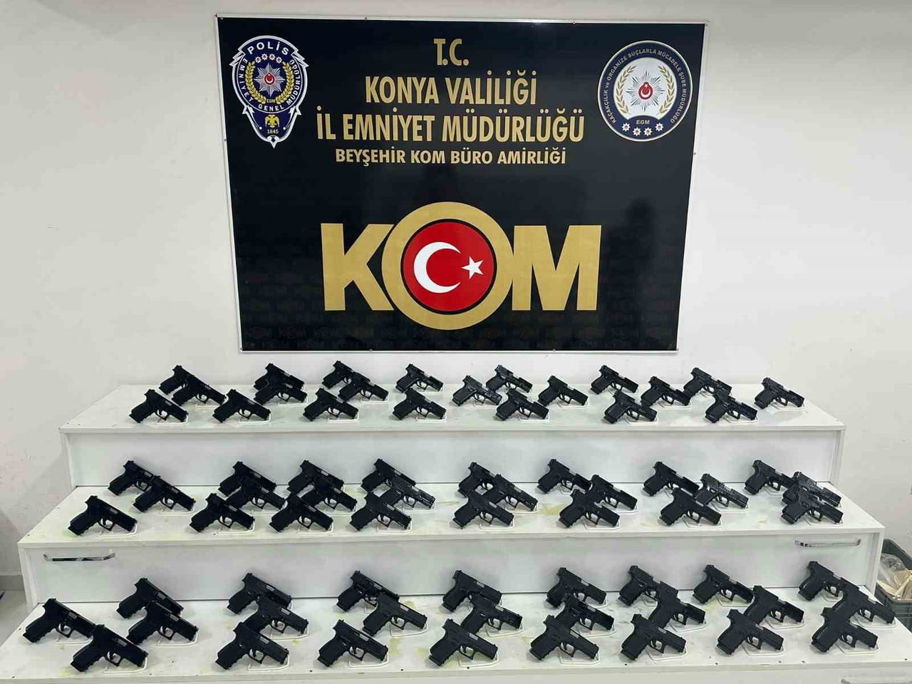 YAPILAN ARAMADA OTOMOBİLDE 70 ADET TABANCA ELE GEÇİRİLDİ.