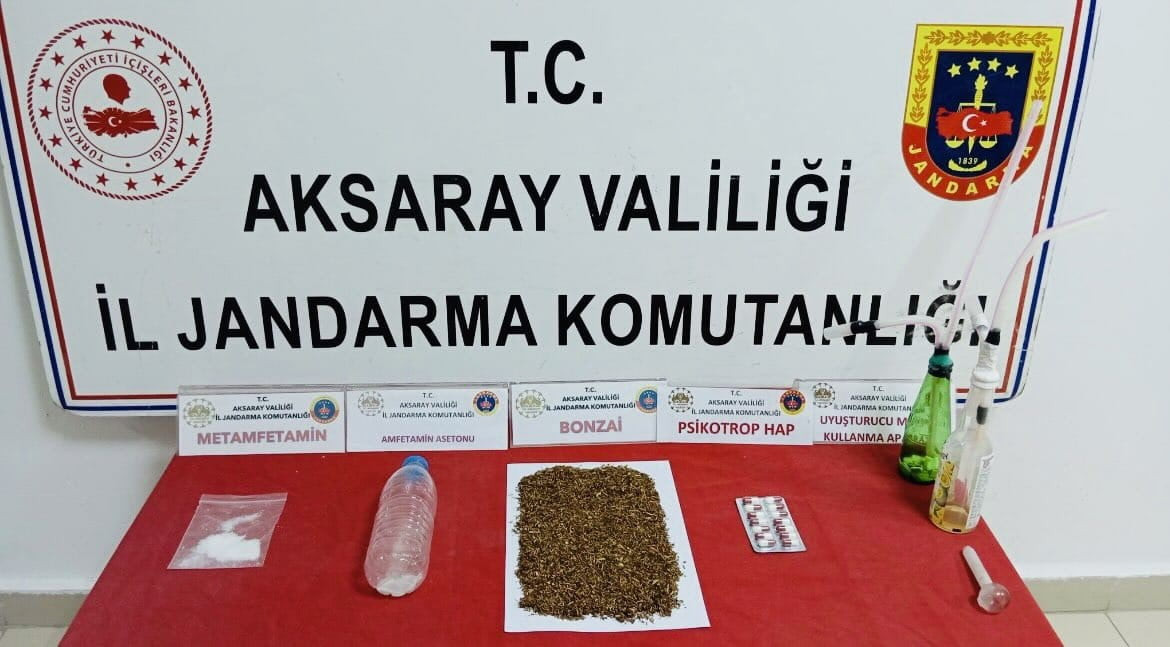 YAPILAN ARAMALARDA 55 GRAM BONZAİ, 3 GRAM AMFETAMİN, 7 ADET SENTETİK ECZA HAP VE 3 ADET UYUŞTURUCU...