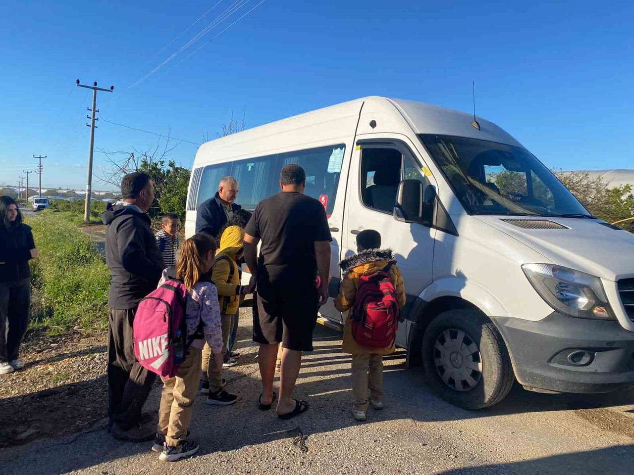 YAPILAN ÇAĞRILARIN ARDINDAN AYLARDIR OKULLARINA KENDİ İMKANLARIYLA, HATTA TRAKTÖR KASALARINDA...