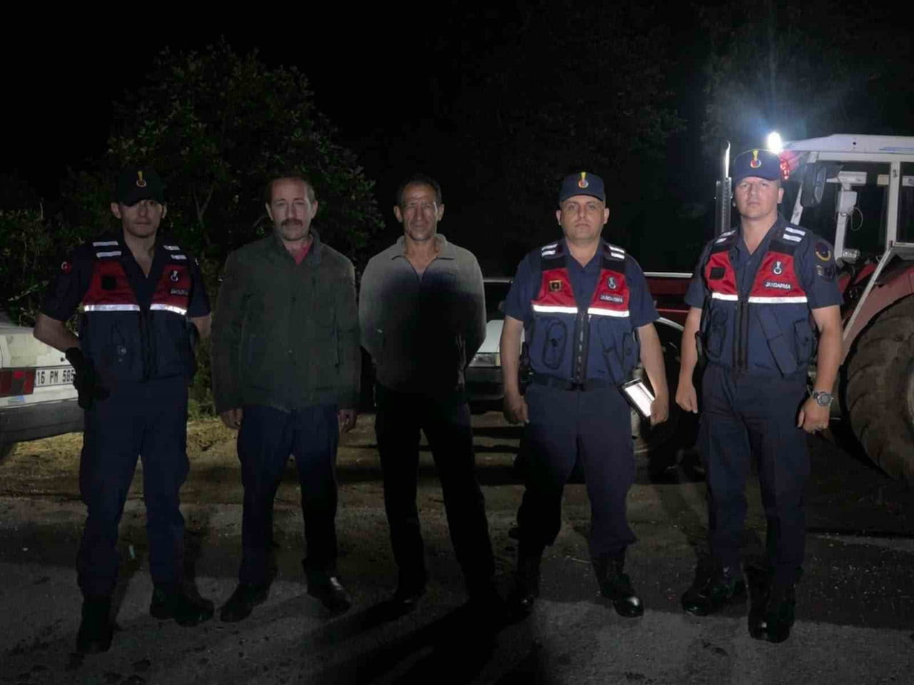 YAPILAN ÇALIŞMALAR SONUCUNDA KAYIP ŞAHIS (ORTADA) KISA SÜREDE BULUNDU.