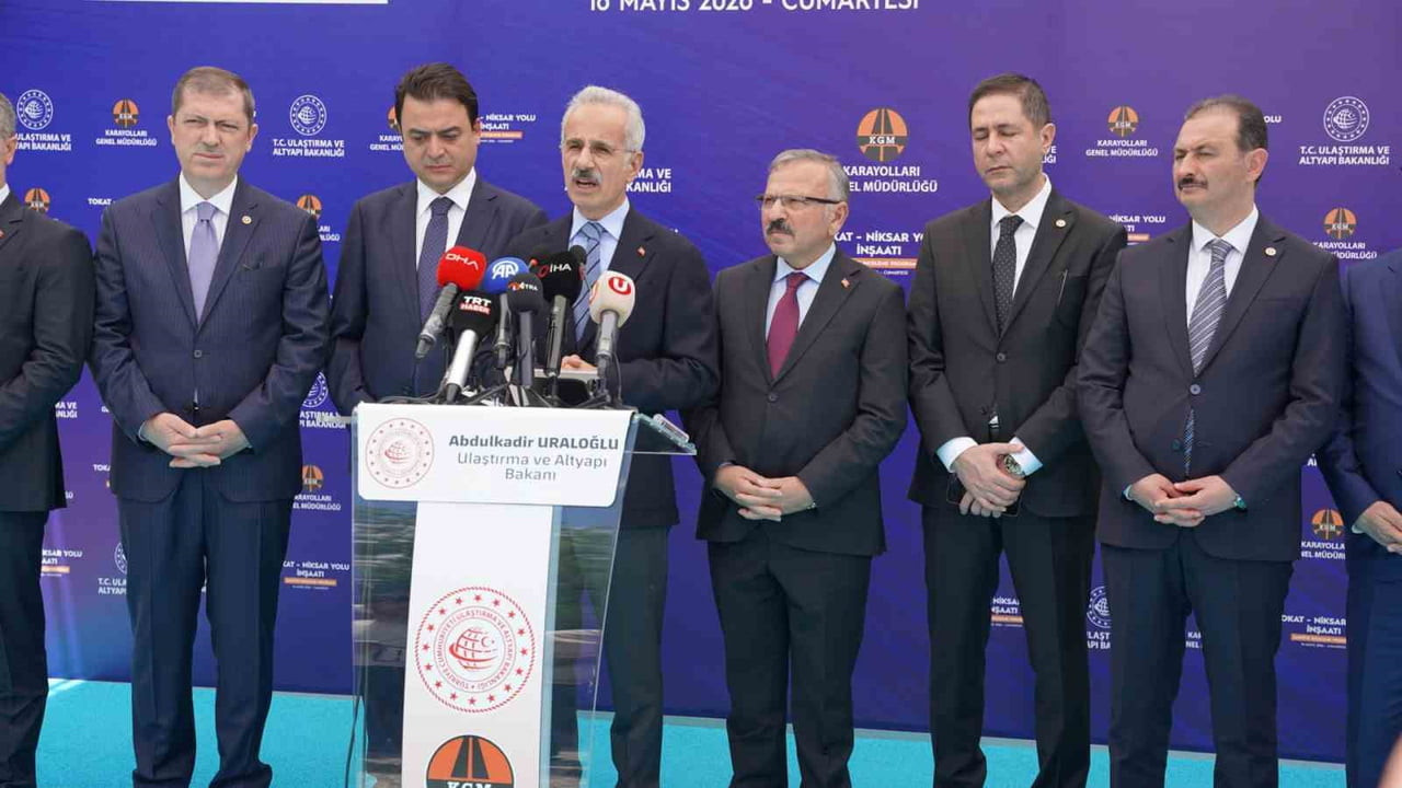 YAPIMI DEVAM EDEN TOKAT-NİKSAR KARAYOLU'NDA İNCELEMELERDE BULUNAN ULAŞTIRMA VE ALTYAPI BAKANI...