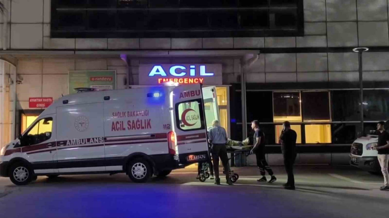 YARALANAN E.E., SAĞLIK EKİPLERİNİN İLK MÜDAHALESİNİN ARDINDAN ÖNCE GERCÜŞ DEVLET HASTANESİNE...