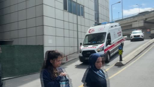 Yaralanan polisin hastaneye sevk edildiği anlar kamerada