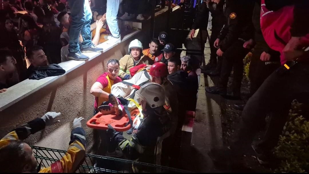 YARALI KADIN, EKİPLER TARAFINDAN KURTARILARAK HASTANEYE KALDIRILDI.