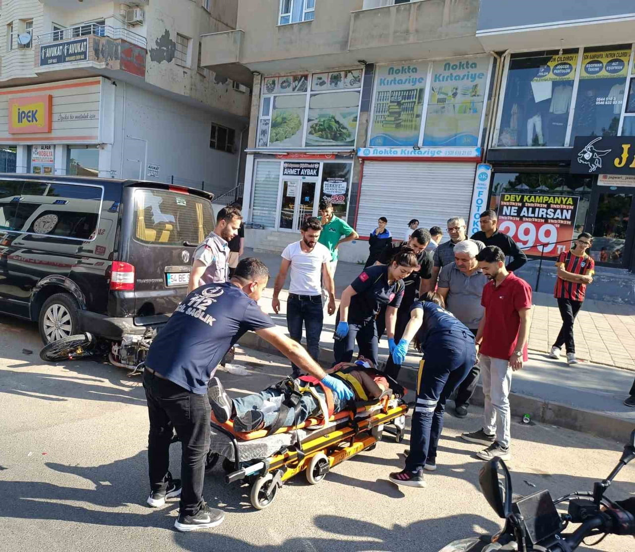 YARALI, SAĞLIK EKİPLERİNİN OLAY YERİNDEKİ İLK MÜDAHALESİNİN ARDINDAN AMBULANSLA MİDYAT DEVLET...