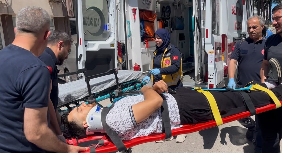 YARALI SÜRÜCÜ, SAĞLIK EKİPLERİNİN İLK MÜDAHALESİNİN ARDINDAN AMBULANSLA SİNOP ATATÜRK DEVLET...