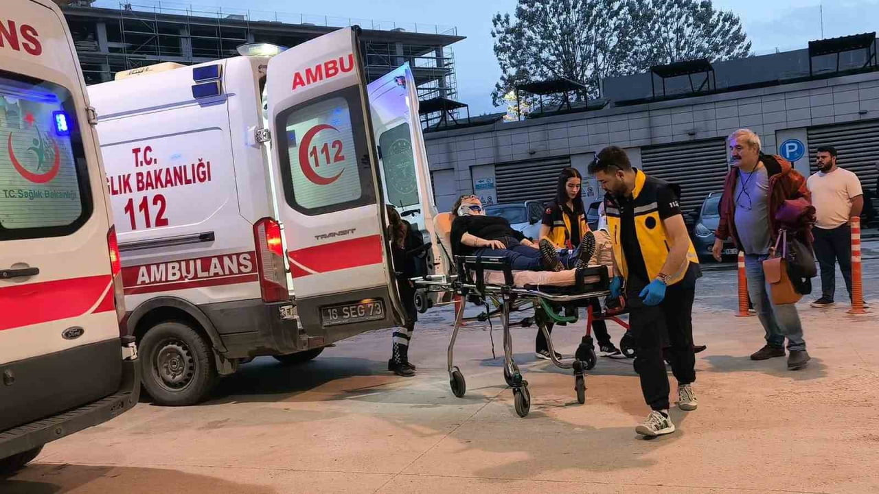 YARALILAR KAZA YERİNE SEVK EDİLEN AMBULANSLA İNEGÖL DEVLET HASTANESİNE KALDIRILDI