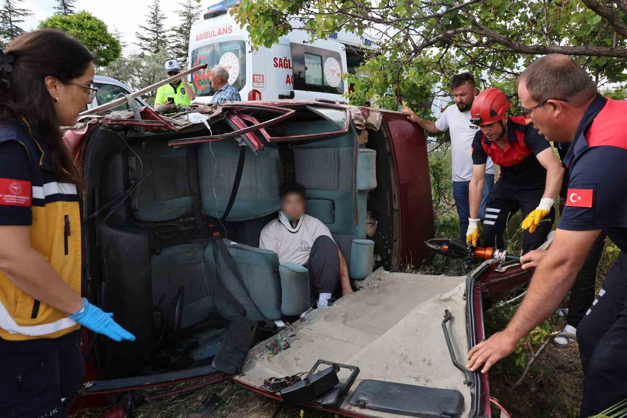 YARALILAR, OLAY YERİNDEKİ İLK MÜDAHALELERİNİN ARDINDAN AMBULANSLARLA NEVŞEHİR DEVLET HASTANESİ'NE...