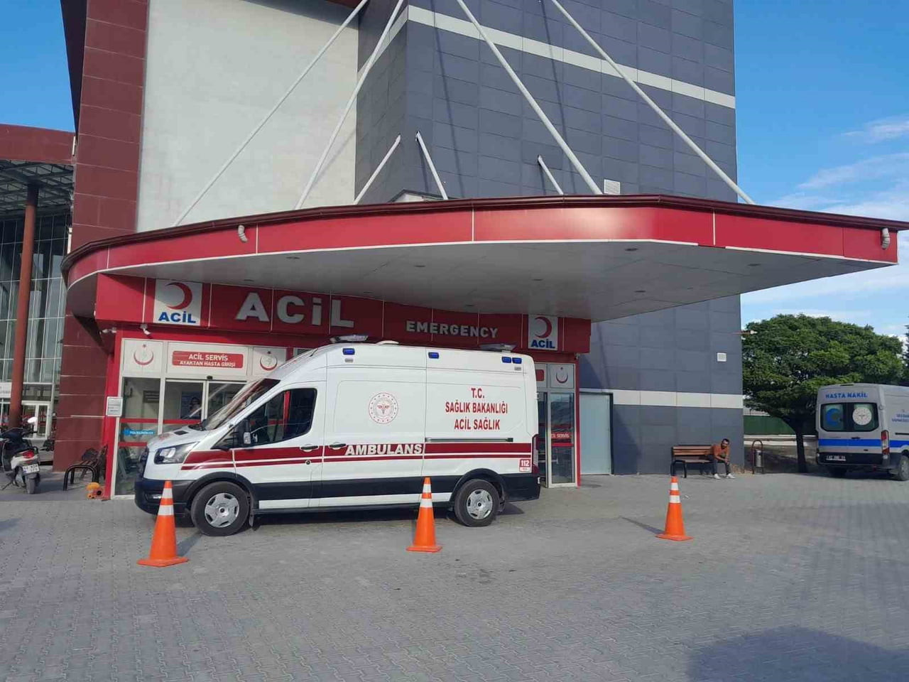 YARALILAR, OLAY YERİNE GELEN AMBULANSLARLA KARAPINAR DEVLET HASTANESİ'NE KALDIRILDI
