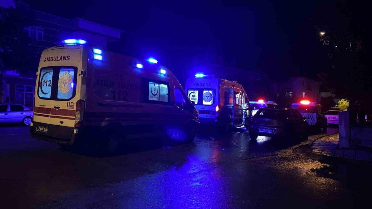 YARALILAR SAĞLIK EKİPLERİNCE AMBULANSTA İLK MÜDAHALELERİ YAPILDI