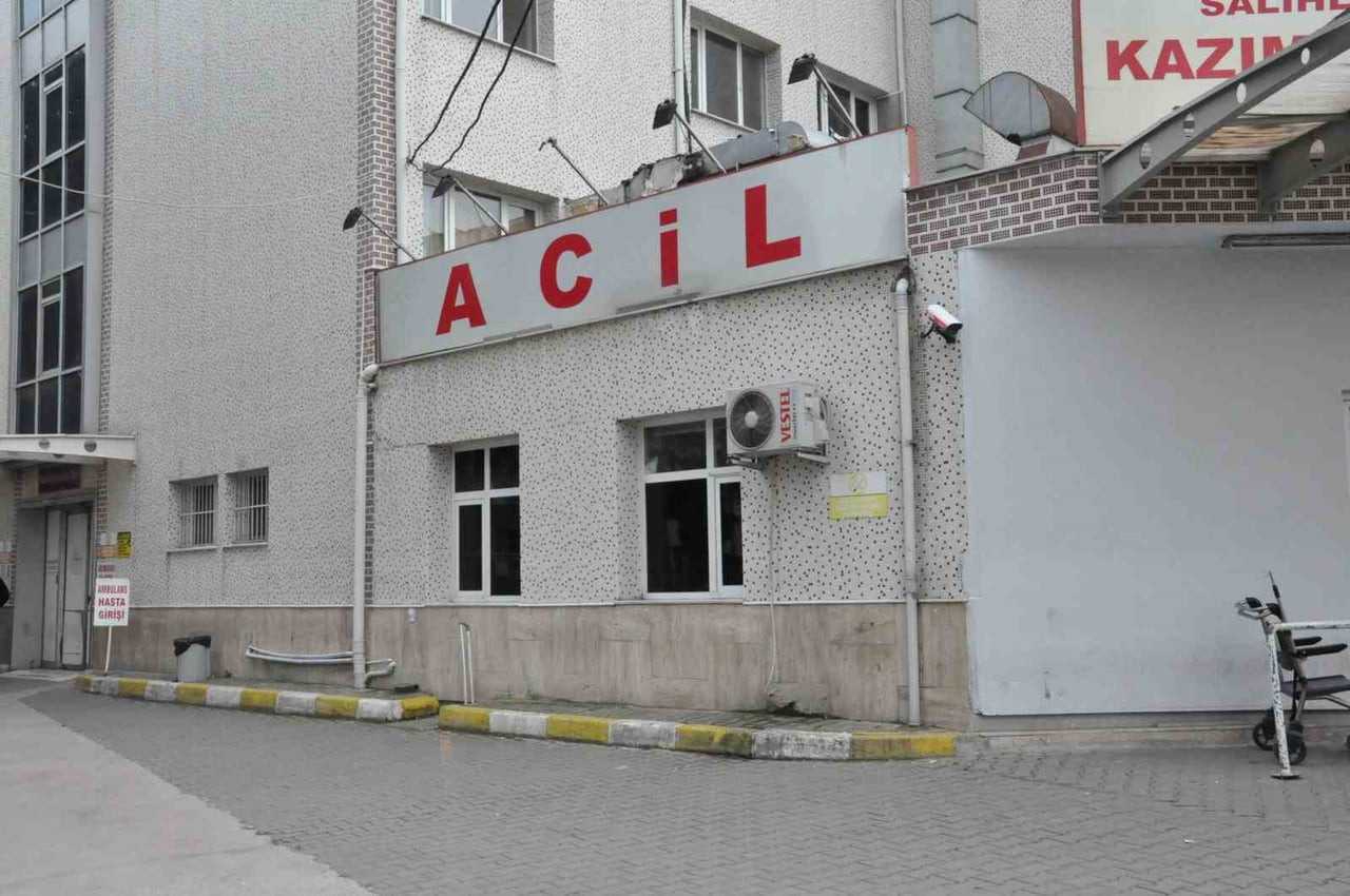 YARALILAR, SAĞLIK EKİPLERİNİN OLAY YERİNDEKİ İLK MÜDAHALESİNİN ARDINDAN AMBULANSLARLA HASTANEYE...