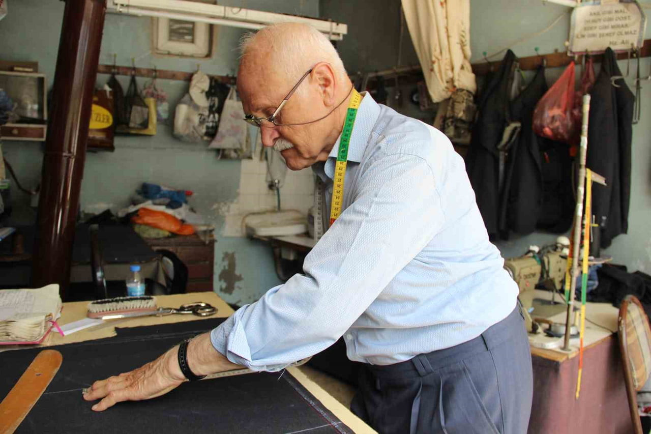 YARIM ASIRDAN FAZLA SÜREDİR TERZİLİK YAPAN İSMAİL KESER, MESLEĞİNİ İLK GÜNKÜ GİBİ AŞKLA...