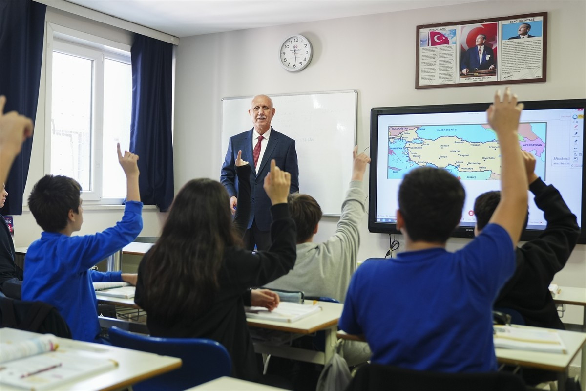 Yarım asırdır eğitim aşkıyla öğretmenlik yapan, yüzlerce burslu öğrencinin hayatına dokunan...