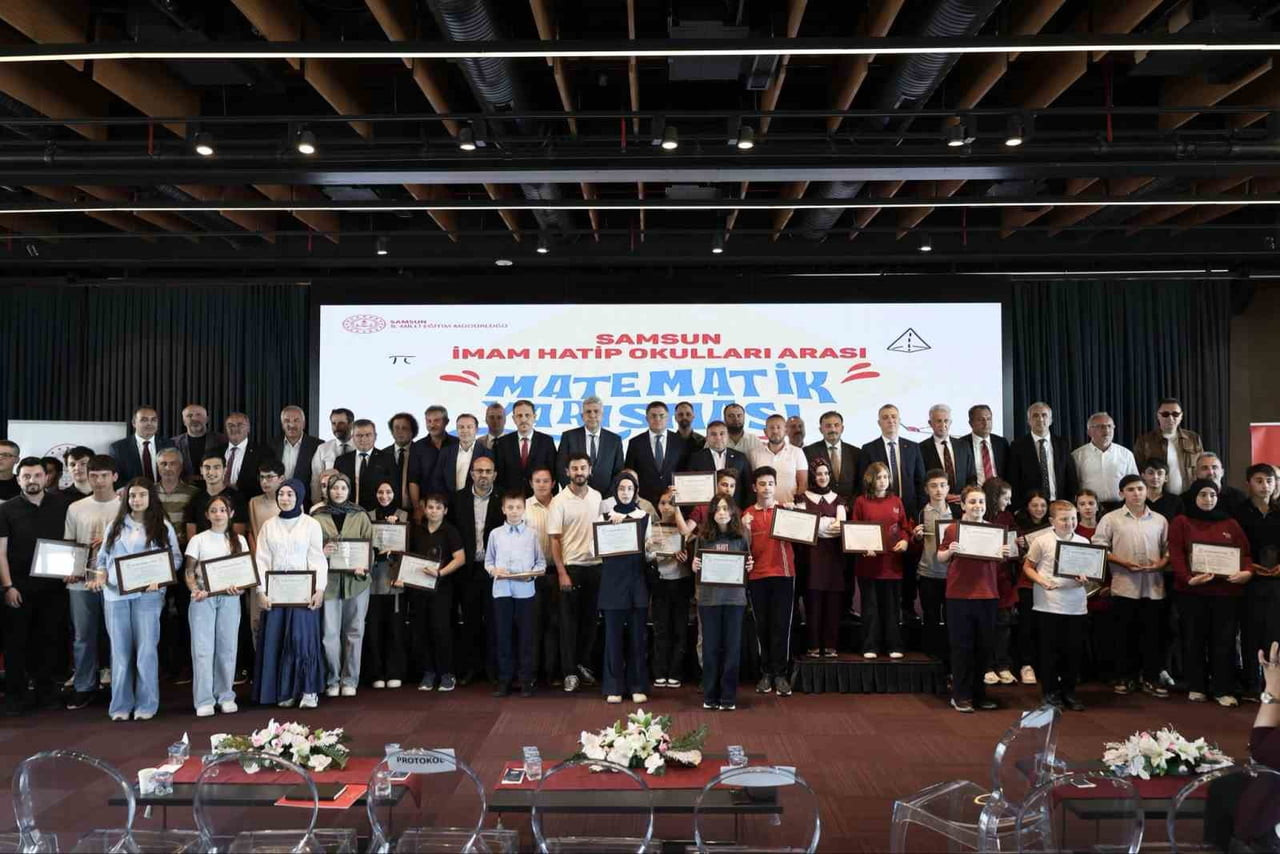 YARIŞMADA DERECEYE GİREN ÖĞRENCİLER ÖDÜLLERİNE KAVUŞTU.