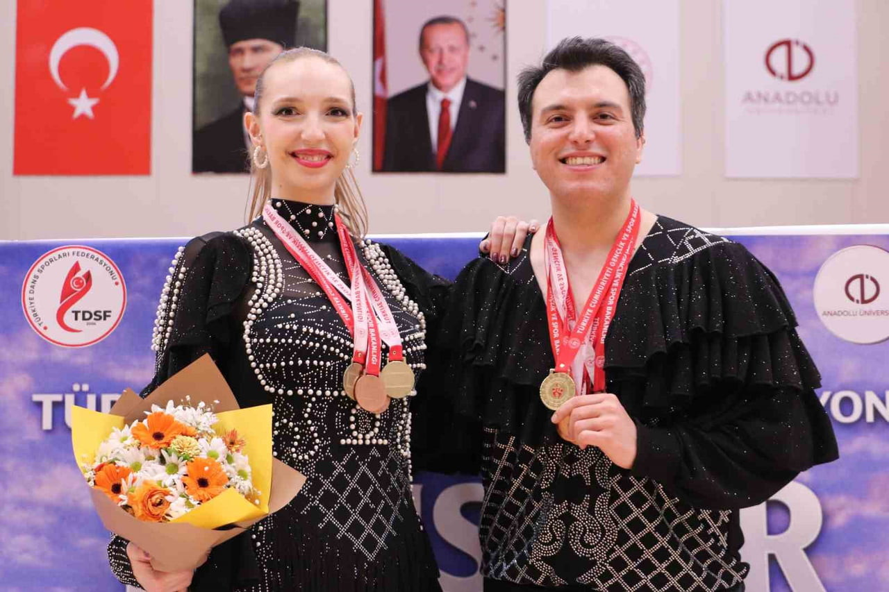 YARIŞMADA HEM SOLO HEM DE ÇİFTLER KATEGORİSİNDE ZİRVEYE YERLEŞEN EBRU FIRINCIOĞLU VE SELİM...